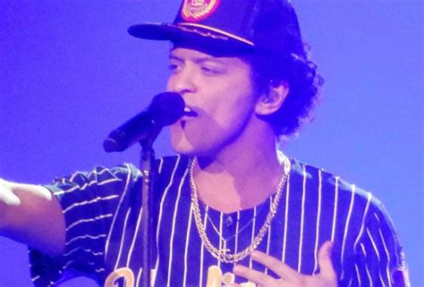 Does Bruno Mars Write His Own Music: A Deeper Insight into His Artistic Journey